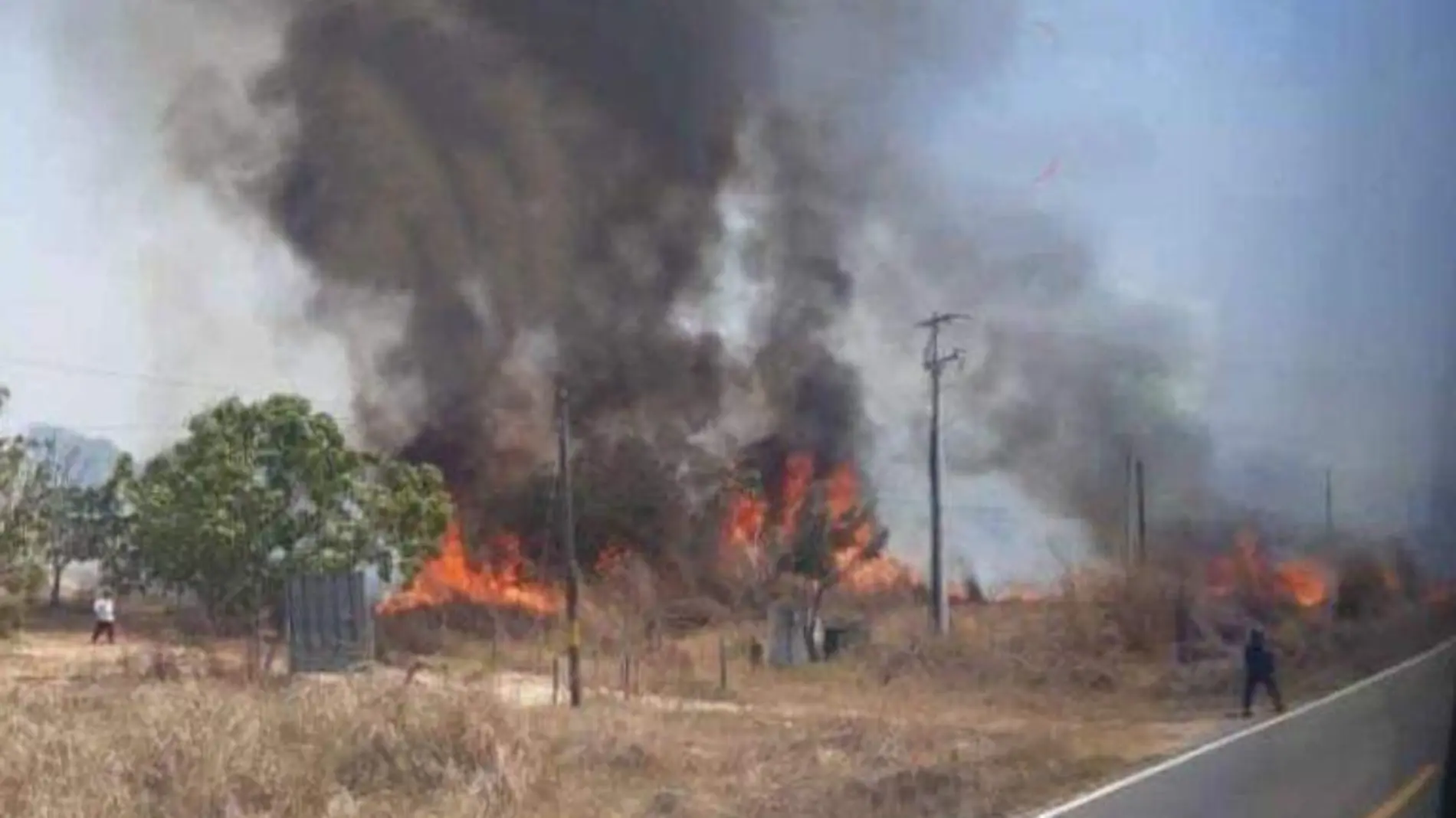 CAmión volcado incendio